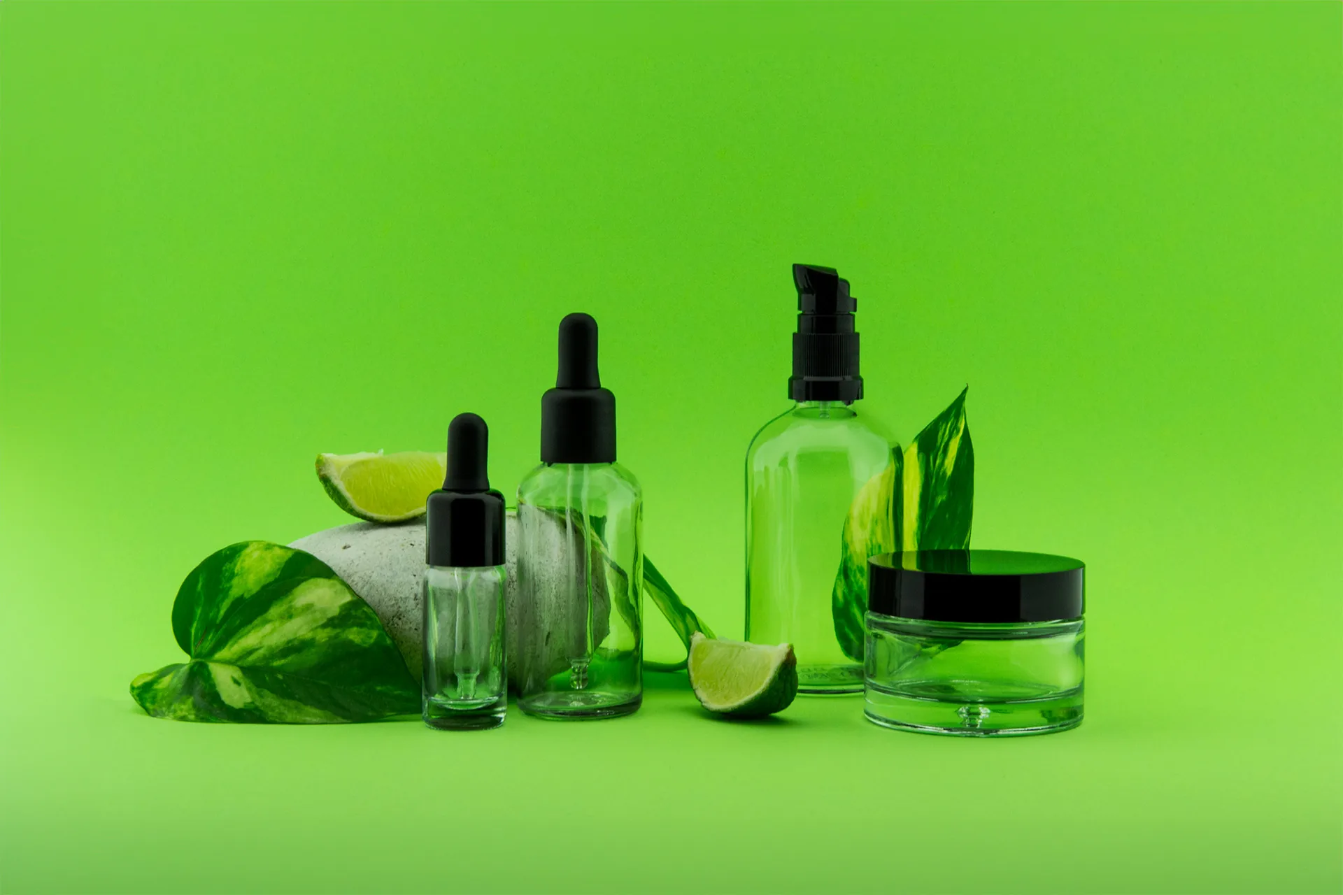Linea di flaconi in vetro dal design elegante. Il vetro trasparente e il vetro satinato, sono ideali per packaging cosmetici versatili.